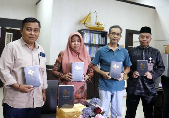 Perpustakaan Tenas Effendy Terima Hibah Buku Riau Istimewa