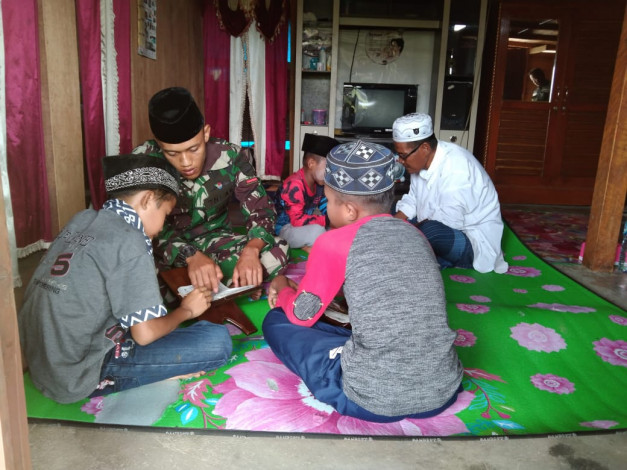Subhanallah, Anggota TNI Ini Ajarkan Mengaji Anak-anak di Pedesaan Rohul