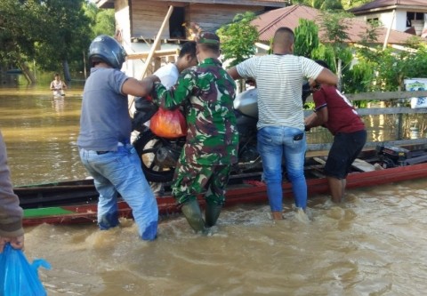 Babinsa Koramil 13/Rokan Bantu Evakuasi Barang Warga yang Terkena Banjir