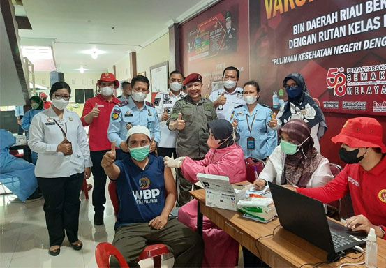 BIN Daerah Riau dan Kanwil Kemenkumham Gelar Vaksinasi Warga Binaan Lapas Pekanbaru