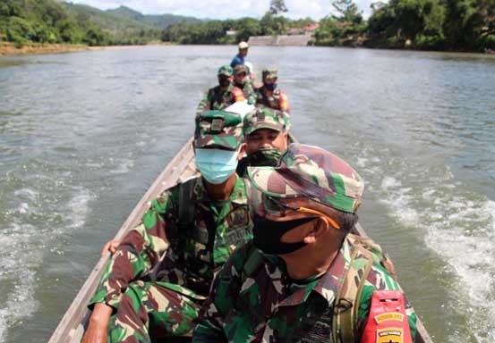 Babinsa Koramil 05/Kampar Kiri Arungi Sungai Subayang Demi Salurkan Bantuan untuk Warga Terdampak Covid-19
