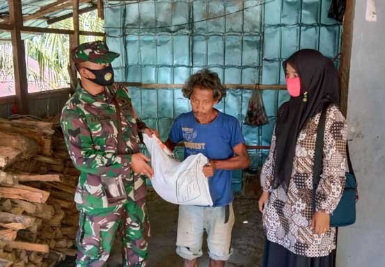Babinsa Koramil 16/Tapung Bantu Pendistribusian Beras untuk Warga di Desa Talang Danto