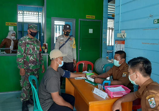 Polisi dan TNI Bersinergi Jaga Keamanan Vaksinasi di Teluk Meranti