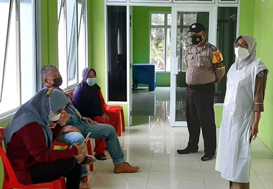 Polsek Kuala Kampar Awasi Pelaksanaaan Vaksinasi di Puskesmas