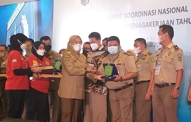 Tindaklanjuti Pengaduan Naker sampai P21, Disnaker Riau Terima Penghargaan Menaker