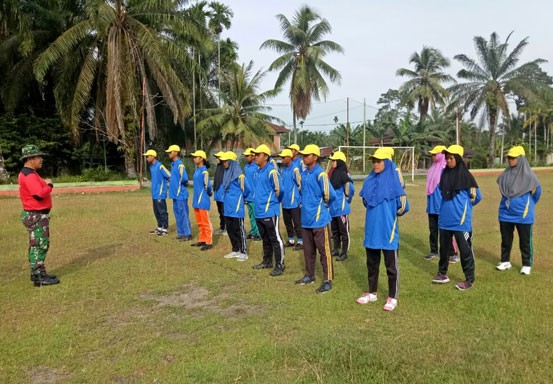 Sukseskan TMMD Ke-105-Kodim 0313/KPR, Babinsa Koramil 10/KDS Latih Paskibra Kecamatan Pagaran Tapah