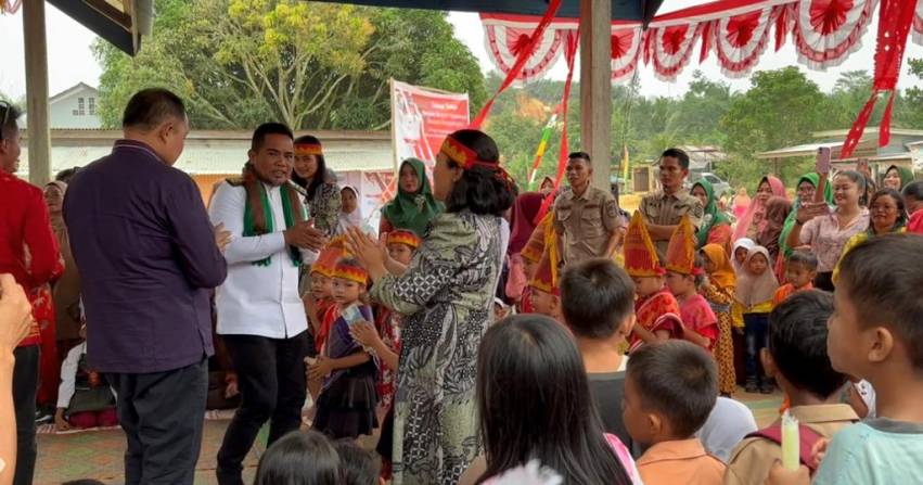 Masyarakat di Dusun Palabi Jaya Langgam Mengaku Baru Pertama Kali Dikunjungi Bupati