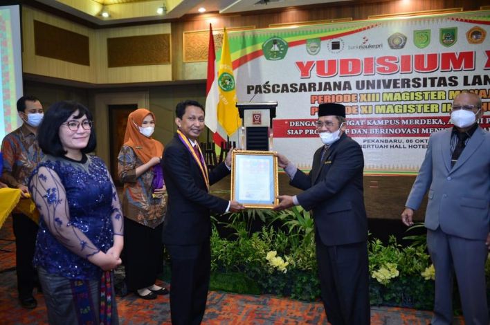 Kepala BPKAD Riau Jadi Pemuncak Yudisium Pascasarjana Unilak dengan IPK 4