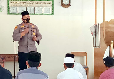 Sosialisasikan Protokol Kesehatan, Kapolsek Kerumutan Laksanakan Jumling di Masjid Syuhadtu Ikhlas
