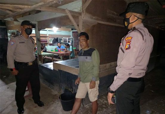 Operasi Yustisi Malam, Polsubsektor Pelalawan Bagi-bagi Masker dan Tindak Pelanggar Prokes