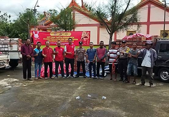 Hari Raya Imlek, Polres Bengkalis Ikut Membantu Menyalurkan Bantuan Sembako Kepada Warga