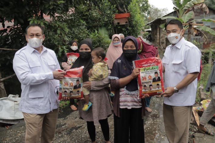 Peringati Hari Jadi ke-14, Gerindra Riau Bagikan 10 Ton Beras di Pekanbaru