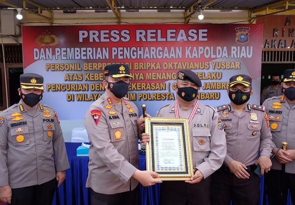 Kapolda Riau Beri Rekomendasi Khusus Pendidikan Pengembangan kepada Bripka Oktavianus Yusbar