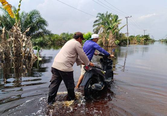 Personel Polsek Bunut Bantu Warga Terjebak Banjir Sembari Cooling System Pemilu 2024