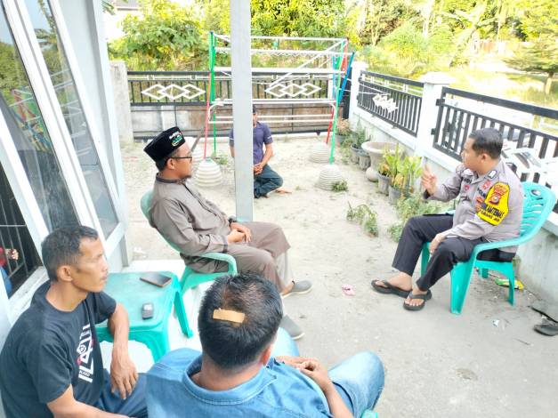 Bhabinkamtibmas Desa Kubang Jaya Polsek Siak Hulu Dor To Dor Sampaikan Pesan Pemilu Damai ke Masyarakat
