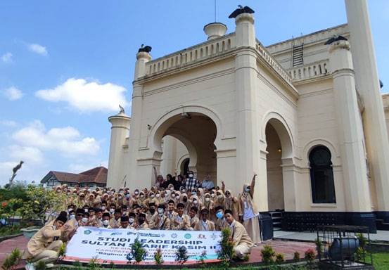 Studi Leadership Sultan Syarif Kasim II, Pelajar MAN 4 Kota Pekanbaru Gelar Doa dan Tahlil di Makam Sultan