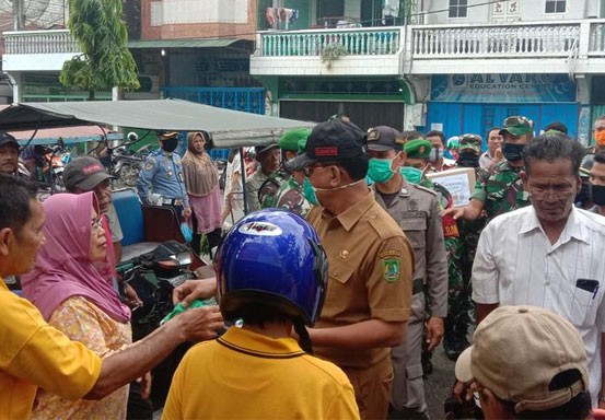 Bupati dan Kodim 0321/Rohil Bagikan Ribuan Masker Kepada Masyarakat di Pasar