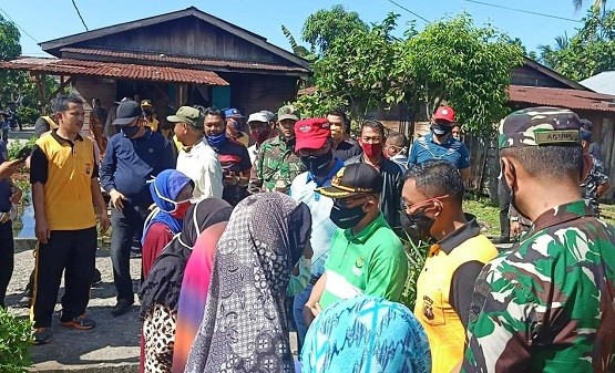 Saat Goro Bersih Kampung, Kapolres Rohil Salurkan Zakat Profesi
