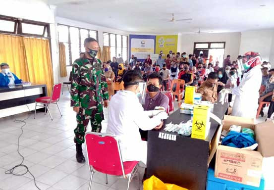 Babinsa Koramil 08 /Tandun Dampingi Pelaksanaan Rapid Test Terhadap Anggota PPDP Ujung Batu