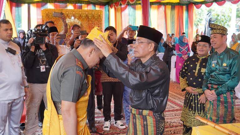 Bergelar Datuk Panglimo Lelo Mudo, Danrem 031 Wirabima Terima Penabalan Adat dari LAM Rohil