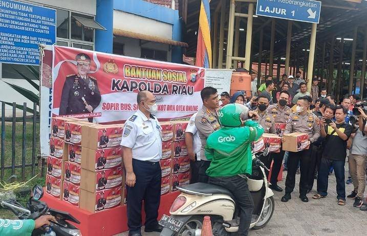 Polda Riau Bagikan 5 Ribu Paket Sembako kepada Ojol hingga Supir Bus