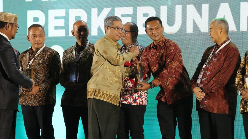 Asian Agri Terima Penghargaan Mitra Pemerintah dalam Pengembangan Kelapa Sawit Berkelanjutan dari Kementan