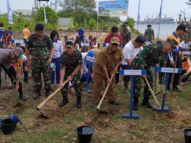 TNI AL Tanam 4.500 Mangrove di Sungai Sembilan Dumai