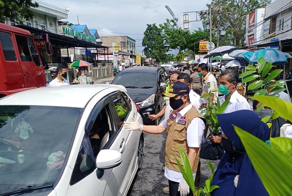 Gubernur dan DLHK Riau Bagi-bagi Bibit Gratis ke Masyarakat yang Pakai Masker