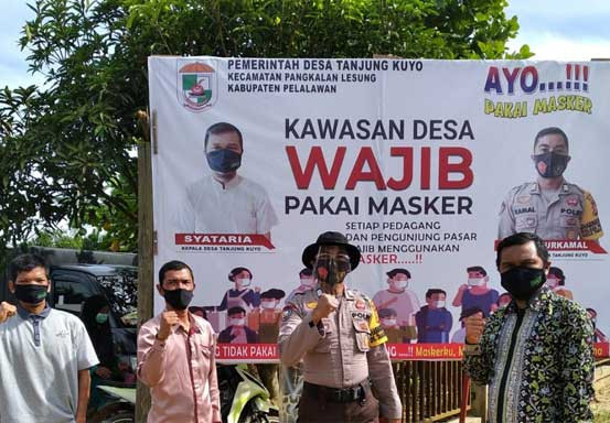 Polsek Pangkalan Lesung bersama Pemdes Tanjung Kuyo Bagi-bagi Masker ke Warga