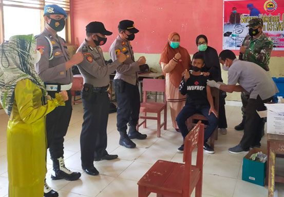 Polsek Pangkalan Lesung Dampingi Pelaksanaan Vaksinasi TNI di Sekolah