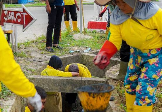 Pasukan Kuning Keruk Endapan Drainase di Jalan Soekarno Hatta