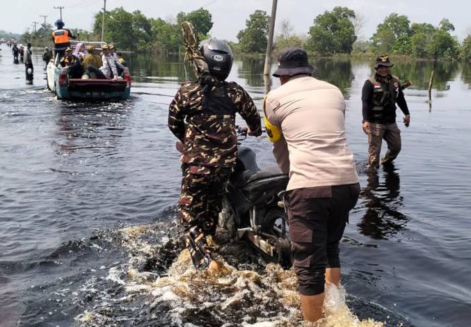 Banjir Mulai Surut Tapi Air Masih Tinggi, Polisi Bantu Dorong Motor Terjebak Mogok