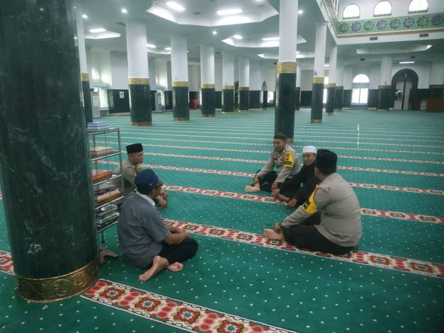 Patroli Subuh, Polresta Pekanbaru Ajak Jamaah Masjid An Nur Sukseskan Pemilu 2024