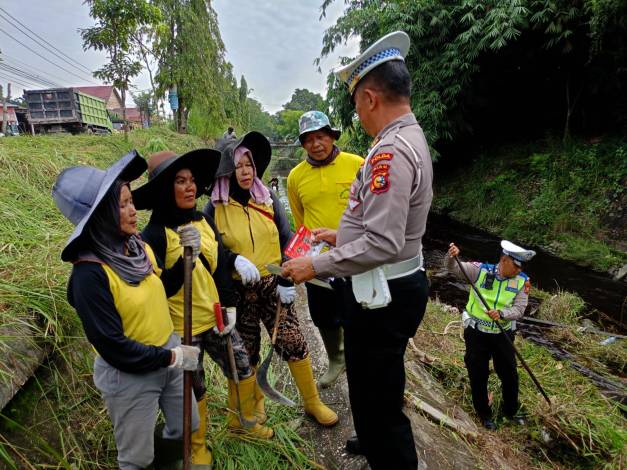 Gotong Royong Bantu Petugas Kebersihan, Ditlantas Polda Riau Ingatkan Jangan Termakan Berita Hoaks Pemilu 2024