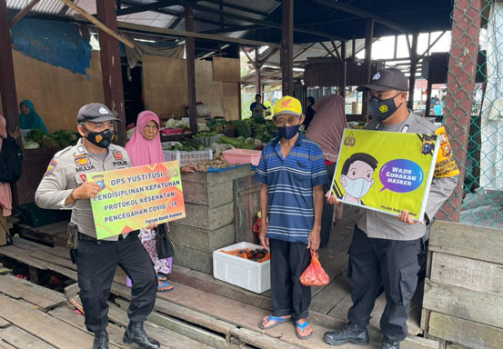 Pantau Penerapan Prokes, Polsek Kuala Kampar Razia Masker di Pasar Penyalai