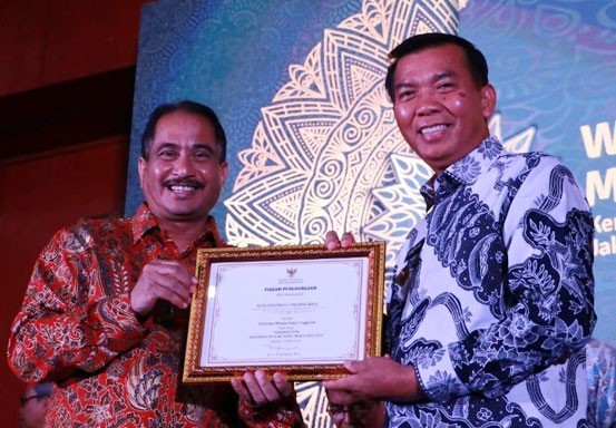 Menteri Pariwisata RI Arief Yahya Serahkan Penghargaan Destinasi Wisata Halal ke Walikota Firdaus