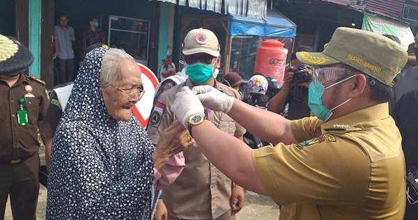 Usai Apel Siaga New Normal, Bupati Kampar Sampaikan Imbauan di Pasar Teratak Buluh dan Pandau Jaya