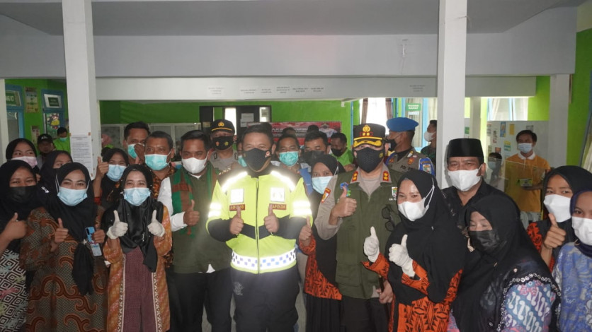 Kapolres Pelalawan Dampingi Kapolda Riau Tinjau Pos PPKM di Desa Sialang Godang