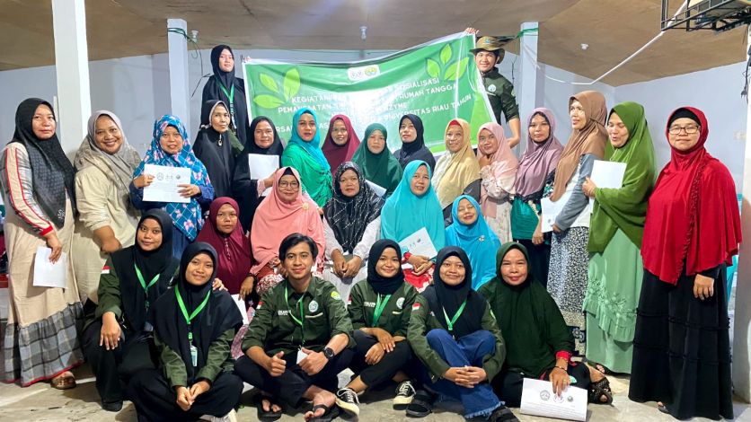 Mahasiswa KKN Integrasi Unri Bumikan Eco-Enzyme di Kelurahan Air Putih