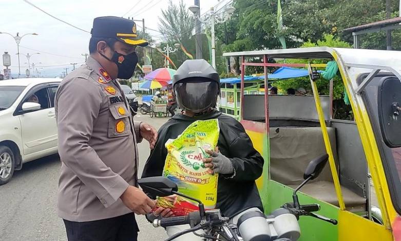 Polres Rohul Distribusikan Bantuan 650 Karung Beras bagi Warga Ekonomi Lemah