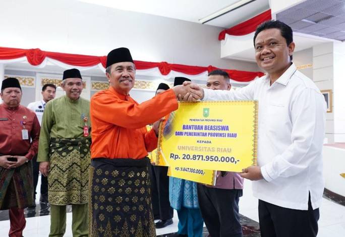 Gubri Serahkan Puluhan Miliar Bantuan Beasiswa ke Perguran Tinggi di Pekanbaru