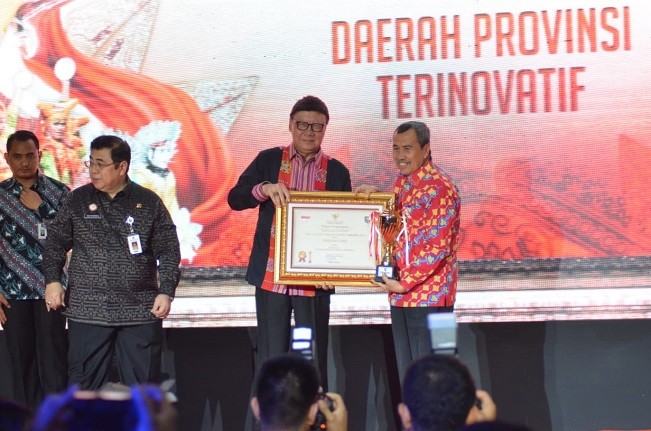 Riau Terima Penghargaan Innovative Goverment Award 2019 dari Mendagri RI