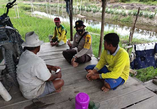 Bhabinkamtibmas Polsek Teluk Meranti Kontrol Lokasi Jaga Kampung di Desa Kuala Panduk
