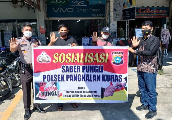 Personel Polsek Pangkalan Kuras Sosialisasikan Saber Pungli kepada Juru Parkir