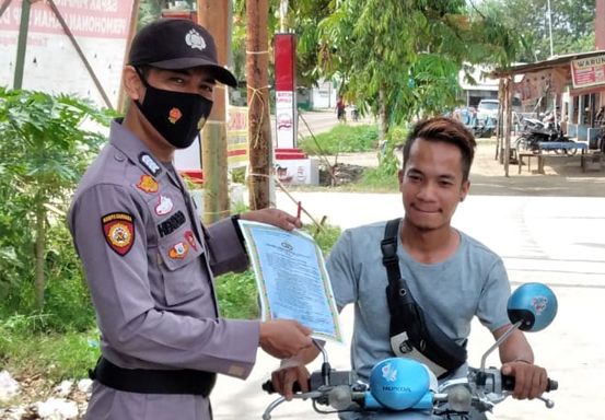 Cegah Dini Karhutla, Personel Polsubsektor Pelalawan Sampaikan Maklumat Kapolda Riau