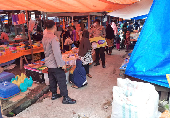 Polsek Kuala Kampar Gencar Sosialisasi Protokol Kesehatan di Pasar Tradisional