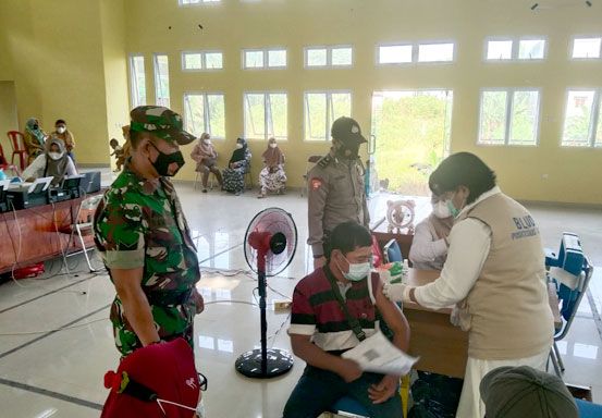 Polsek Ukui Bersama TNI dan Nakes Gencarkan Vaksinasi ke Pedesaan