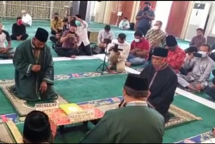 Bersyahadat di Masjid Ar Rahman Pekanbaru, Sampang Ganti Nama Jadi Abdul Aziz