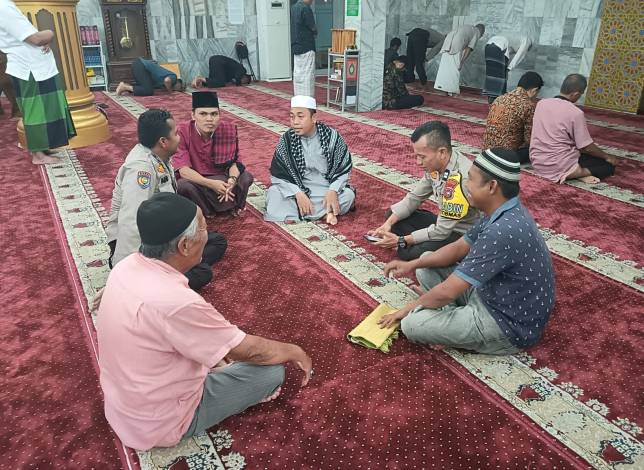 Bhabinkamtibmas Polsek Pekanbaru Kota Sosialisasikan Pemilu Damai 2024 di Masjid Daruk Amal