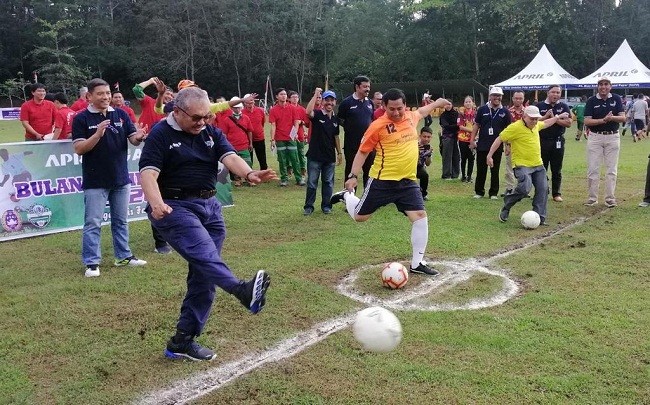 Semangat Juara Junjung Persahabatan Bulan Olahraga Riau Kompleks